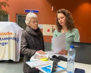 Twee vrouwen in gesprek.